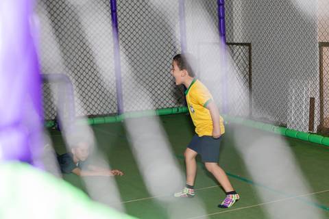 Desenvolvimento saudável e brincadeiras na infância. O aniversariante Lucas se divertindo na área de brinquedos.'
