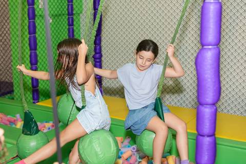 Momentos lúdicos e recreação em festa infantil. Crianças brincando juntas durante aniversário no Distrito Federal.'