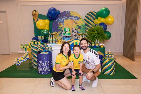 Retrato de família em aniversário de 5 anos em Brasília. Fernanda e Maurício com os filhos Lucas e Olívia.'