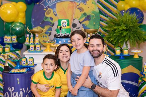 Alegria e cumplicidade em família. Lucas e a irmã Olívia celebrando com os pais o aniversário temático.'