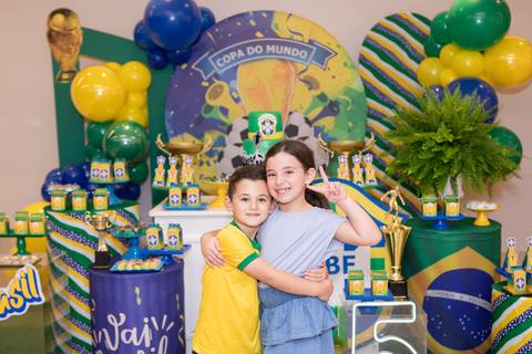 A cumplicidade e o carinho entre os irmãos Lucas e Olívia em dia de festa de aniversário em Brasília.'