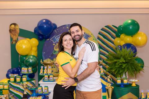 Retrato do casal Fernanda e Maurício em dia de comemoração do filho em Brasília - DF.'