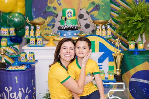 Carinho de mãe em dia de festa. Fernanda compartilhando abraço apertado com o aniversariante Lucas.'