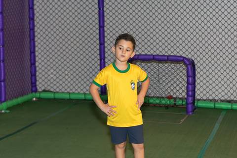 O aniversariante Lucas pronto para jogar bola em sua festa temática de Copa do Mundo em Brasília.'