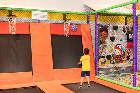 Prática de exercícios e brincadeiras dinâmicas. Recreação infantil completa em aniversário em Brasília.'