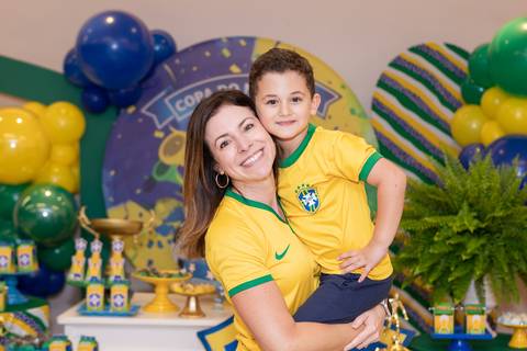 Amor e aconchego materno. Fernanda compartilhando sorrisos com o aniversariante Lucas no DF.'
