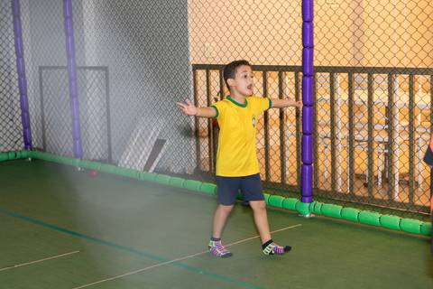 aniversariante Lucas mostrando sua paixão por futebol em campo durante a festa.'