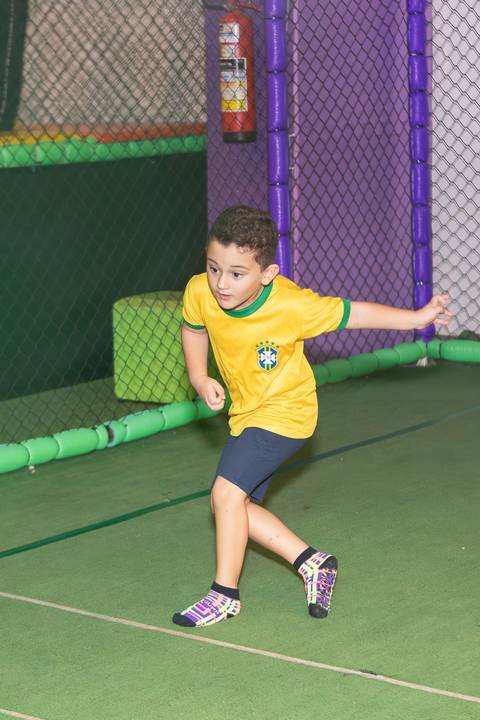 Alegria e vivacidade do aniversariante de 5 anos em comemoração esportiva no Distrito Federal.'