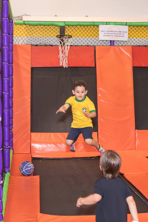 Interação lúdica e momentos de lazer infantil em espaço de brinquedos em Brasília.'