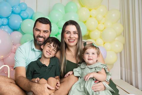 Ensaio Smash the Cake em Brasília. Richelle, Igor e os filhos Pedro e Helena reunidos no estúdio.'