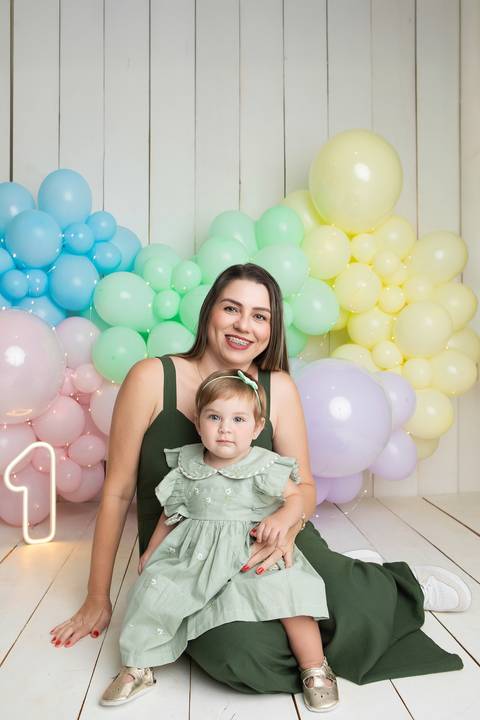 Conexão materna e carinho em ensaio de um ano. Richelle compartilhando sorrisos com a filha Helena no Distrito Federal.'