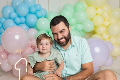 Laços de afeto e conexão paterna no estúdio. Igor em momento descontraído com a filha Helena.'