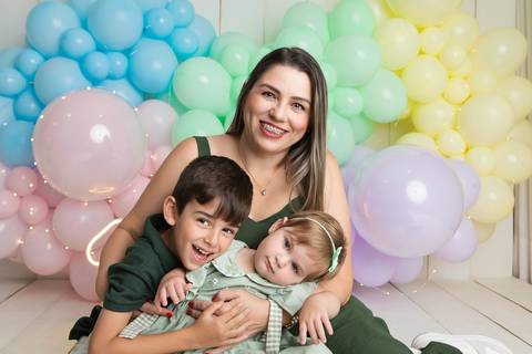 Amor de mãe e aconchego familiar em Brasília. Richelle cercada pelo carinho dos filhos Pedro e Helena.'