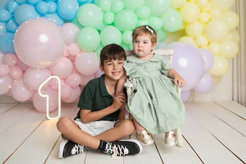 A cumplicidade e o carinho entre irmãos. Pedro de 5 anos em momento de afeto com a irmã caçula Helena.'