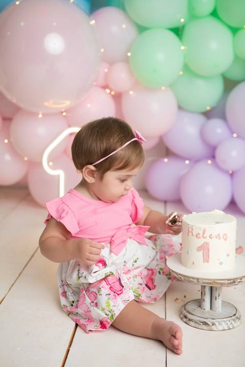 Ensaio Smash the Cake em Brasília. A pequena Helena descobrindo o bolo de aniversário no estúdio.'