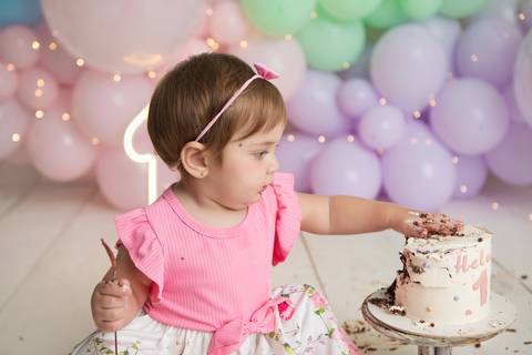 A alegria das primeiras descobertas de sabor. Helena se divertindo durante a bagunça do Smash the Cake.'