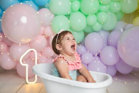 Vivacidade e pureza na infância. Registro espontâneo da Helena se divertindo no banho no estúdio.'