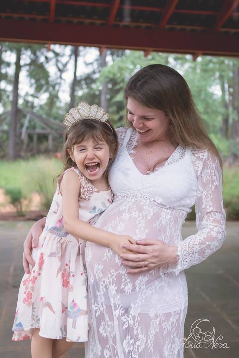 lua nova art e foto leticia amaral ensaio gestante brasilia jardim botanico lago sul linda grávida gabriela daniela vestido de renda branco fotografia fotografo fotografa orçamento orcamento jardim japones irmã sorrindo feliz'