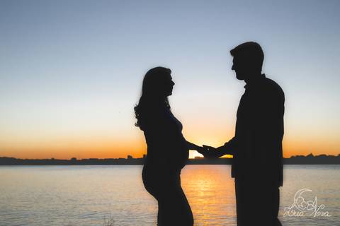 lua nova art e foto leticia amaral ensaio gestante brasilia lago sul ermida dom bosco linda grávida gabriel karina fotografia fotografo fotografa orçamento orcamento silhueta lago pôr do sol casal'