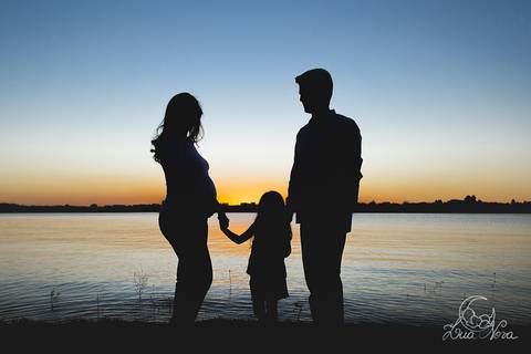 lua nova art e foto leticia amaral ensaio gestante brasilia lago sul ermida dom bosco linda grávida gabriel karina fotografia fotografo fotografa orçamento orcamento silhueta lago pôr do sol família'