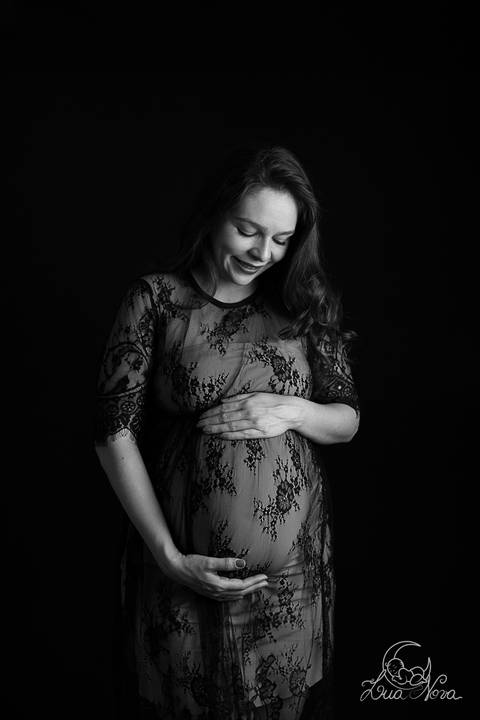 lua nova art e foto leticia amaral ensaio gestante brasilia lago sul guará linda grávida gabriel karina fotografia fotografo fotografa orçamento orcamento estudio fotografia de estudio vestido rendado preto renda de frente olhando a barriga'