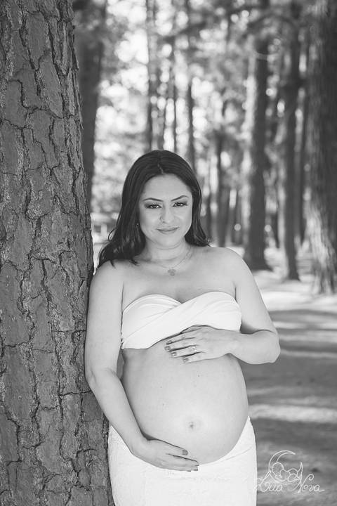 lua nova art e foto leticia amaral ensaio gestante brasilia jardim botanico lago sul linda grávida vitor marcella saia branca top branco fotografia fotografo fotografa orçamento orcamento pinheiros pinheiro p&b peb preto e branco encostada no pinheiro'