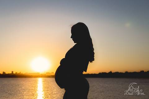 lua nova art e foto leticia amaral ensaio gestante brasilia ermida dom bosco lago sul linda grávida vitor marcella saia vinho florida e top preto fotografia fotografo fotografa orçamento orcamento lago paranoá pôr-do-sol por do sol silhueta'