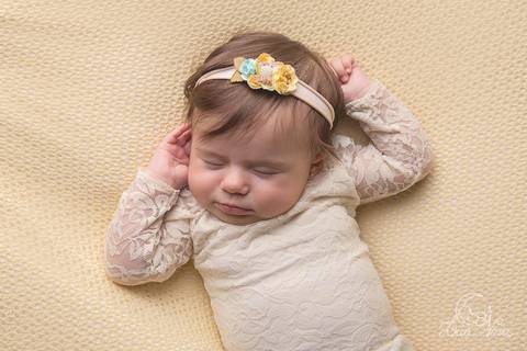 fases do bebe acompanhamento gabriela 03 3 meses dormindo amarelo body renda creme ensaio no pufe manta fundo amarelo mãos pra cima '