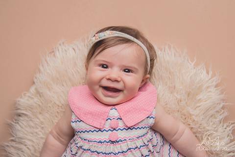 fases do bebe acompanhamento gabriela 03 3 meses gabi vestido fundo bege bebe sorrindo'