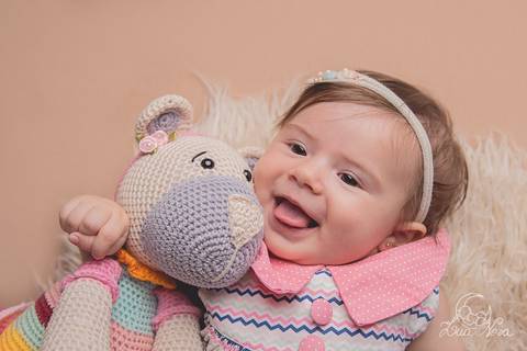 fases do bebe acompanhamento gabriela 03 3 meses gabi vestido fundo bege bebe sorrindo bailarina de crochê lingua sorrid'