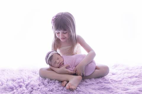 ensaio newborn brasilia recem nascido gabriela df distrito federal bebe baby rosa lilas branco fundo branco flokati irmãs siblings giovanna giovana'