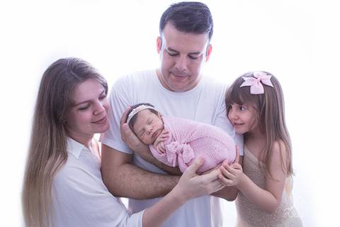 ensaio newborn brasilia recem nascido gabriela df distrito federal bebe baby rosa lilas branco fundo branco flokati irmãs siblings mom mãe mamãe família papai pai dad '