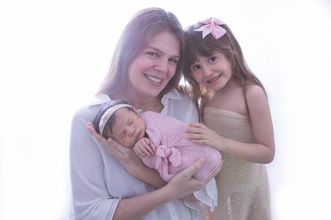 ensaio newborn brasilia recem nascido gabriela df distrito federal bebe baby rosa lilas branco fundo branco irmãs siblings mom mãe mamãe trio família feliz sorrindo '