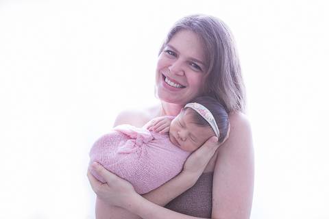 ensaio newborn brasilia recem nascido gabriela df distrito federal bebe baby rosa lilas branco fundo branco mom mãe mamãe trio família amor maior mother olhando sorrindo'