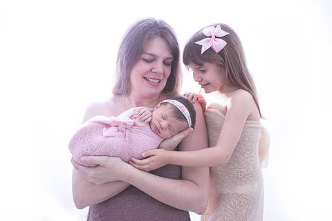 ensaio newborn brasilia recem nascido gabriela df distrito federal bebe baby rosa lilas branco fundo branco irmãs siblings mom mãe mamãe trio família olhando para bebe gabi'