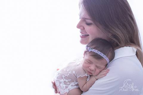 ensaio newborn brasilia recem nascido gabriela df distrito federal bebe baby rosa lilas branco fundo branco mom mãe mamãe trio família amor maior mother'