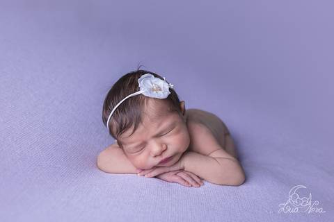 ensaio newborn brasilia recem nascido gabriela df distrito federal bebe baby rosa lilas branco pose do bracinho mão no queixo frontal'