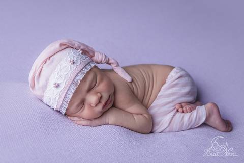 ensaio newborn brasilia recem nascido gabriela df distrito federal bebe baby rosa lilas branco pose do bumbum frontal plongee '