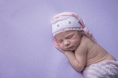 ensaio newborn brasilia recem nascido gabriela df distrito federal bebe baby rosa lilas branco pose do bumbum perfil '