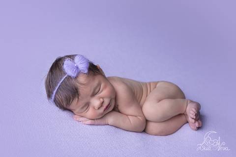ensaio newborn brasilia recem nascido gabriela df distrito federal bebe baby rosa lilas branco pose do bumbum perninha de lado frontal plongee'