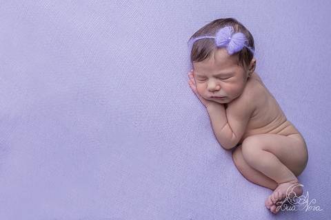 ensaio newborn brasilia recem nascido gabriela df distrito federal bebe baby rosa lilas branco pose do bumbum perninha de lado perfil corpo todo'