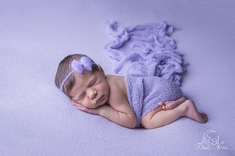 ensaio newborn brasilia recem nascido gabriela df distrito federal bebe baby rosa lilas branco pose do bumbum perninha de lado frontal plongee com wrap'
