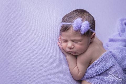 ensaio newborn brasilia recem nascido gabriela df distrito federal bebe baby rosa lilas branco pose do bumbum perninha de lado perfil com wrap'