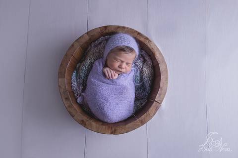 ensaio newborn brasilia recem nascido gabriela df distrito federal bebe baby rosa lilas branco tina redonda wrap e touca piso madeira clara plano aberto'