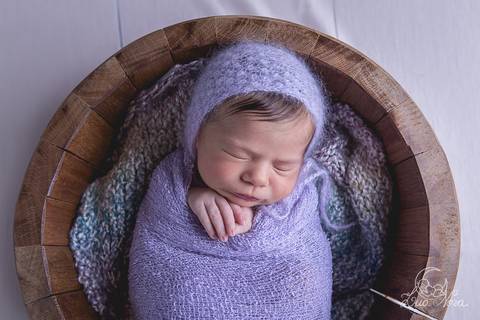 ensaio newborn brasilia recem nascido gabriela df distrito federal bebe baby rosa lilas branco tina redonda wrap e touca piso madeira clara plano fechado'