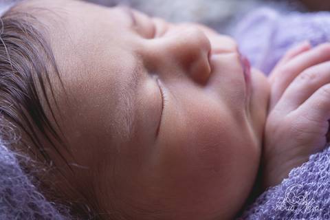 ensaio newborn brasilia recem nascido gabriela df distrito federal bebe baby rosa lilas branco tina redonda wrap e touca piso detalhe do perfil rosto'