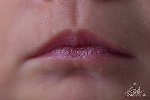 ensaio newborn brasilia recem nascido gabriela df distrito federal bebe baby rosa lilas branco tina redonda wrap e touca piso detalhe boca'