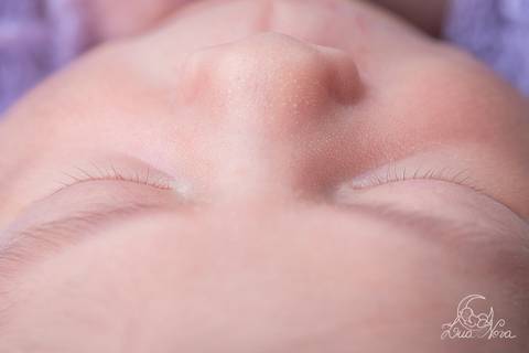 ensaio newborn brasilia recem nascido gabriela df distrito federal bebe baby rosa lilas branco tina redonda wrap e touca piso detalhe do perfil cílios sobrancelha olhos'