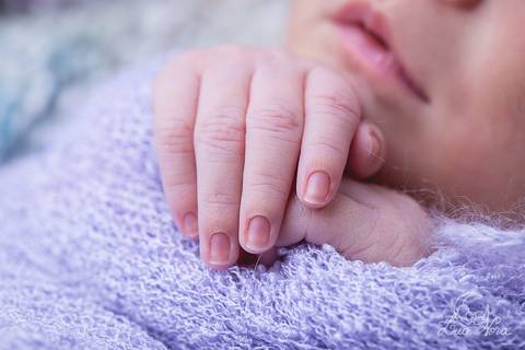 ensaio newborn brasilia recem nascido gabriela df distrito federal bebe baby rosa lilas branco tina redonda wrap e touca piso detalhe do perfil rosto'