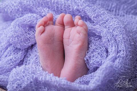 ensaio newborn brasilia recem nascido gabriela df distrito federal bebe baby rosa lilas branco tina redonda wrap e touca piso detalhe dos pés '